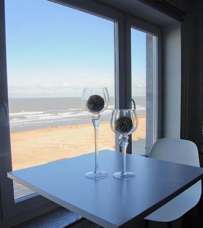Modern Appartement Op De Zeedijk Met 2 Slaapkamers Te Oostende Eksteriør billede