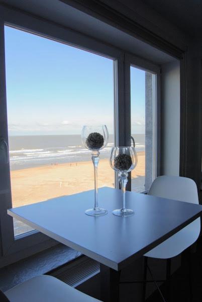 Modern Appartement Op De Zeedijk Met 2 Slaapkamers Te Oostende Eksteriør billede